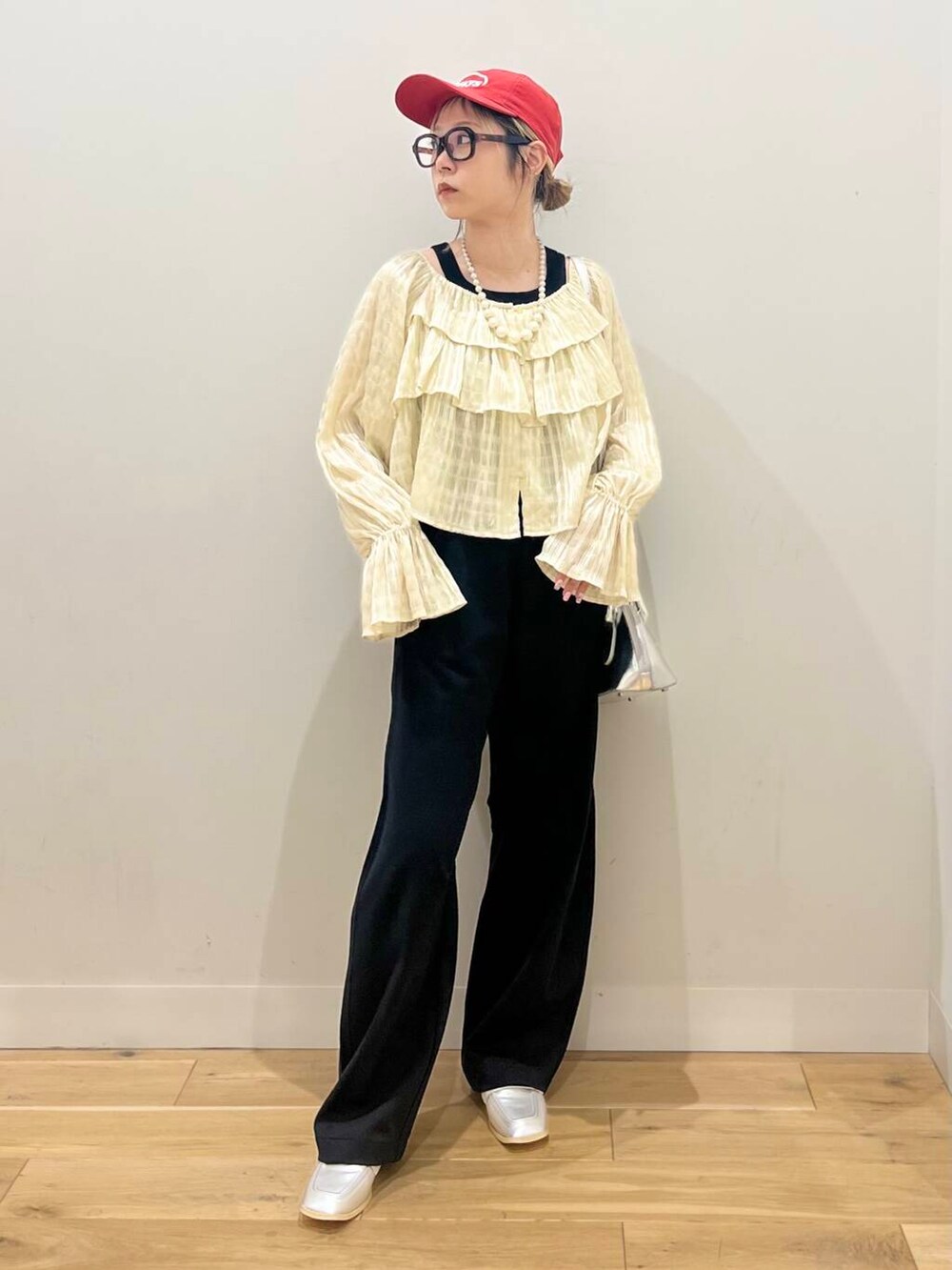 「トップス、カーディガン、センスオブプレイス、ワイドパンツ、2way、スポーツミックス、バッグ、ローファー、ミニバッグ、ショルダーバッグ、スウェット、ビスチェ、ブラウス、レイヤード、フラットシューズ」｜「SENSE OF PLACE by URBAN RESEARCHのハートボストンバッグ（ボストンバッグ、シルバー系）」を使った、ミクさん（レディース・153cm）の春コーディネートの2枚目の写真