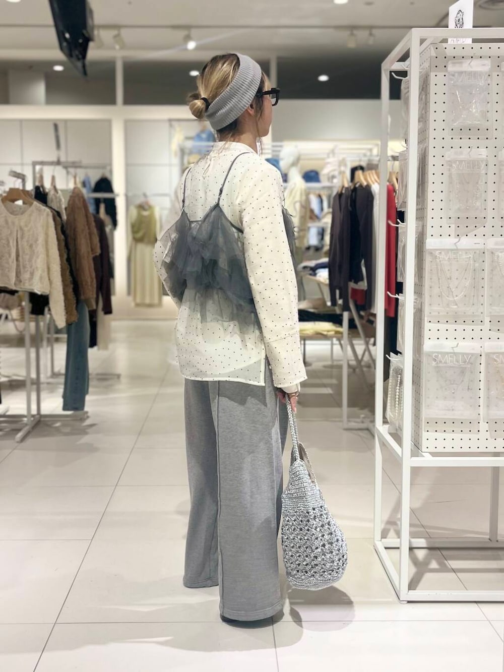「シャツ、トップス、センスオブプレイス、ワントーンコーデ、ワイドパンツ、2way、サングラス、バッグ、ローファー、スウェット、チュール、ビスチェ、ブラウス」｜「SENSE OF PLACE by URBAN RESEARCHのメタリックヤーンバッグ（ハンドバッグ、シルバー系）」を使った、ミクさん（レディース・153cm）の春コーディネートの2枚目の写真