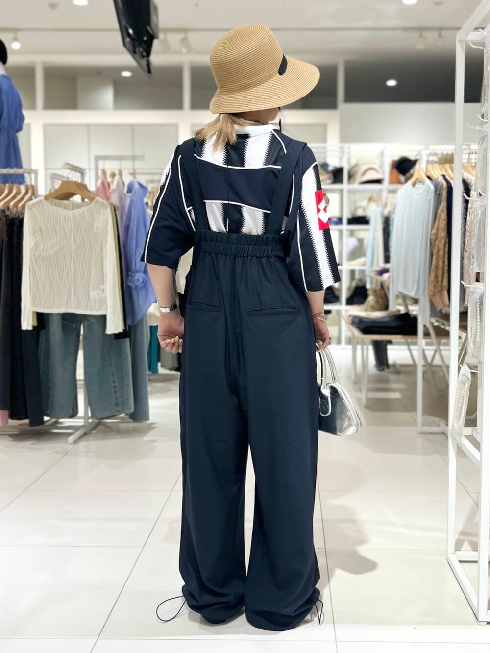 「シャツ、トップス、センスオブプレイス、オールインワン、ワイドパンツ、スラックス、Tシャツ、ベスト、2way、スポーツミックス、バッグ、ミニバッグ、ショルダーバッグ、ハイウエスト、サンダル」|「SENSE OF PLACE by URBAN RESEARCHのハートボストンバッグ(ボストンバッグ、シルバー系)」を使った、ミクさん(レディース・153cm)の春コーディネートの3枚目の写真
