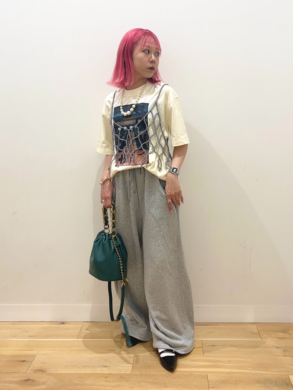 「お出かけコーデ、古着MIX、SENSEOFPLACE、センスオブプレイス、プチプラ、ティーシャツ×パーカー、グラフィックT、ロゴT、スウェットパンツ、ワイドパンツ、パール、パールアクセ、パールネックレス、ビスチェ、パールビスチェ」|「SENSE OF PLACE by URBAN RESEARCHのフォトグラフィックTシャツ B(Tシャツ/カットソー、ホワイト系)」を使った、ミクさん(レディース・153cm)の夏コーディネートの2枚目の写真