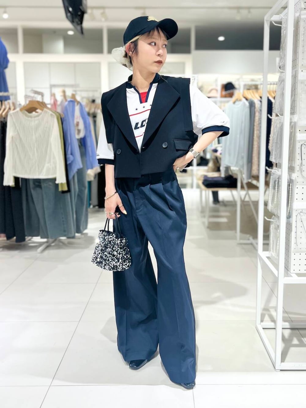 「シャツ、トップス、センスオブプレイス、ワイドパンツ、ジャケット、スラックス、Tシャツ、ベスト、2way、スポーツミックス、アウター、バッグ、ローファー、ミニバッグ、ショルダーバッグ」｜「RODE SKOのチェーン付きスパンコールバッグ（ショルダーバッグ、シルバー系）」を使った、ミクさん（レディース・153cm）の春コーディネートの2枚目の写真