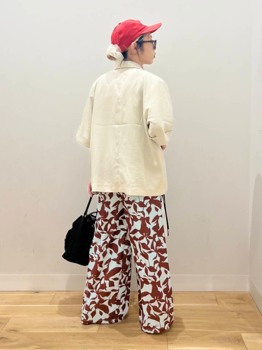 「シャツ、センスオブプレイス、ワイドパンツ、ジャケット、セットアップ、スラックス、ベスト、2way、サングラス、スポーツミックス、アウター、バッグ、ミニバッグ、ショルダーバッグ、ハイウエスト」|「SENSE OF PLACE by URBAN RESEARCHの撥水2WAYマルチポケットナイロンバッグ(ショルダーバッグ、ブラック系)」を使った、ミクさん(レディース・153cm)の春コーディネートの4枚目の写真
