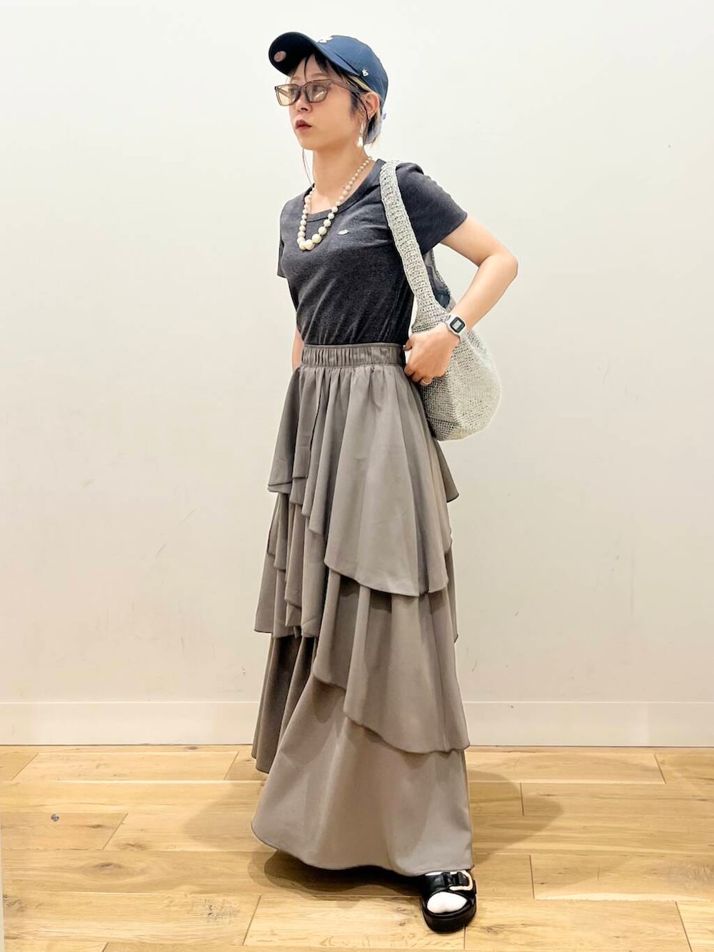 「トップス、センスオブプレイス、ワントーンコーデ、Tシャツ、2way、サングラス、スポーツミックス、スカート、バッグ、ショルダーバッグ、ハイウエスト、サンダル、キャップ、トートバッグ、レイヤード」|「RODE SKOのワンハンドルラメショルダーバッグ(ショルダーバッグ、シルバー系)」を使った、ミクさん(レディース・153cm)の春コーディネートの3枚目の写真