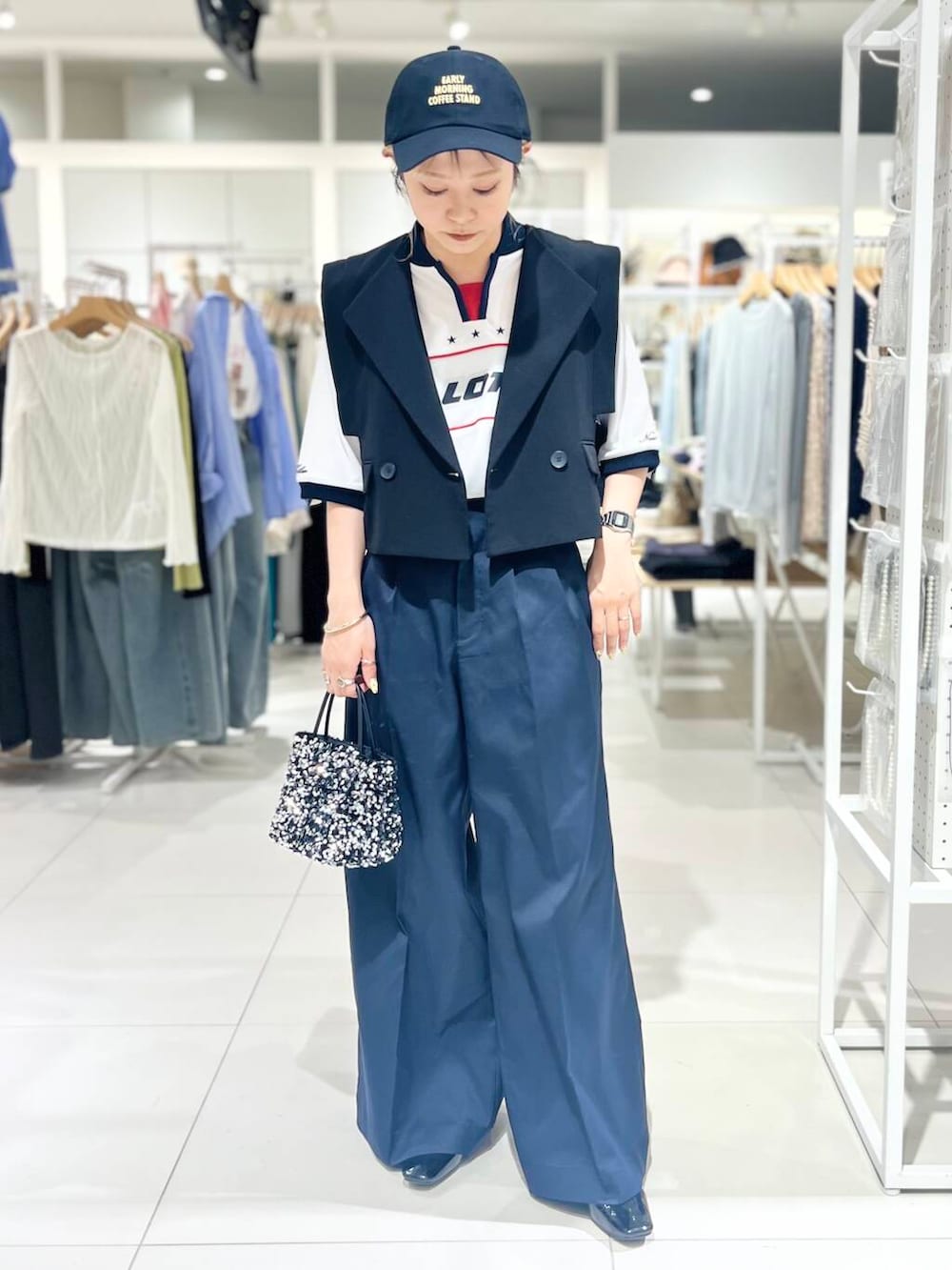 「シャツ、トップス、センスオブプレイス、ワイドパンツ、ジャケット、スラックス、Tシャツ、ベスト、2way、スポーツミックス、アウター、バッグ、ローファー、ミニバッグ、ショルダーバッグ」｜「RODE SKOのチェーン付きスパンコールバッグ（ショルダーバッグ、シルバー系）」を使った、ミクさん（レディース・153cm）の春コーディネートの5枚目の写真