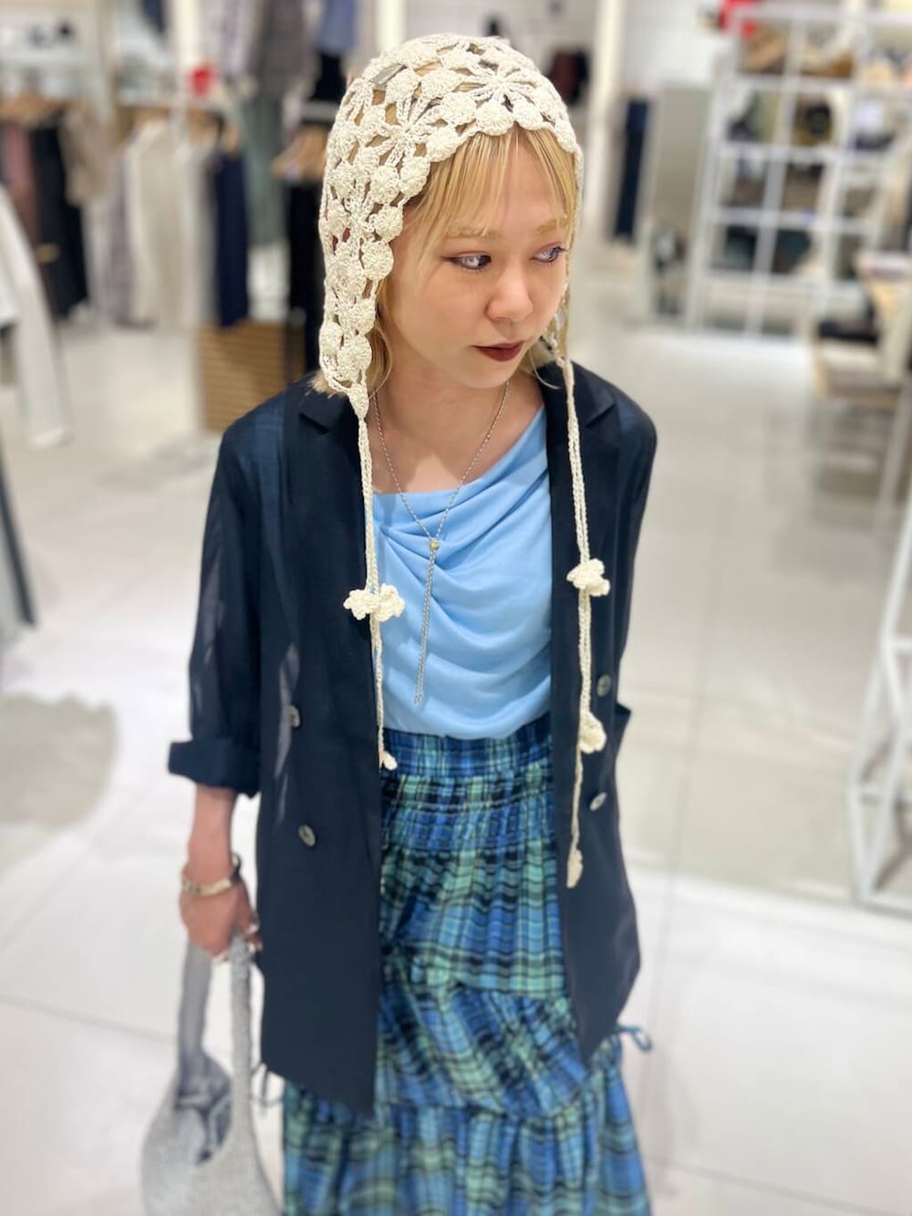 「トップス、センスオブプレイス、ジャケット、Tシャツ、2way、スカート、アウター、バッグ、ハイウエスト、サンダル、レイヤード、フラットシューズ、チェックスカート、レイヤードスタイル」|「RODE SKOのワンハンドルラメショルダーバッグ(ショルダーバッグ、シルバー系)」を使った、ミクさん(レディース・153cm)の夏コーディネートの6枚目の写真