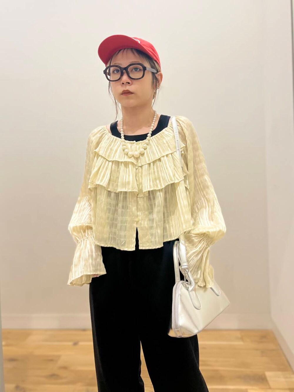 「トップス、カーディガン、センスオブプレイス、ワイドパンツ、2way、スポーツミックス、バッグ、ローファー、ミニバッグ、ショルダーバッグ、スウェット、ビスチェ、ブラウス、レイヤード、フラットシューズ」｜「SENSE OF PLACE by URBAN RESEARCHのハートボストンバッグ（ボストンバッグ、シルバー系）」を使った、ミクさん（レディース・153cm）の春コーディネートの5枚目の写真