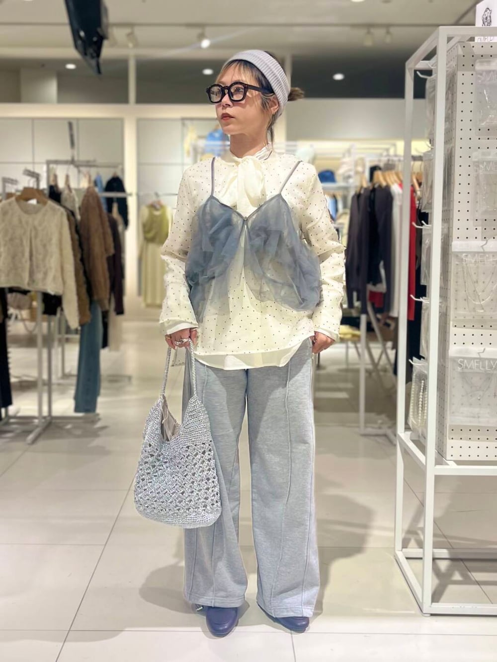 「シャツ、トップス、センスオブプレイス、ワントーンコーデ、ワイドパンツ、2way、サングラス、バッグ、ローファー、スウェット、チュール、ビスチェ、ブラウス」｜「SENSE OF PLACE by URBAN RESEARCHのメタリックヤーンバッグ（ハンドバッグ、シルバー系）」を使った、ミクさん（レディース・153cm）の春コーディネートの3枚目の写真