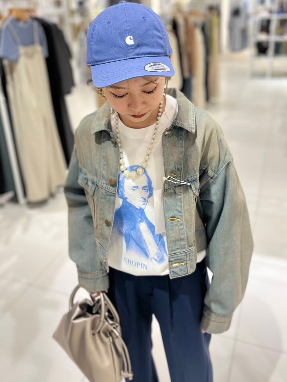 「トップス、センスオブプレイス、ワントーンコーデ、デニム、ワイドパンツ、ジャケット、セットアップ、スラックス、Tシャツ、スポーツミックス、アウター、バッグ、ローファー、ミニバッグ、ショルダーバッグ」|「SENSE OF PLACE by URBAN RESEARCHのヴィンテージライクTシャツ(ショパン)(Tシャツ/カットソー、ホワイト系)」を使った、ミクさん(レディース・153cm)の春コーディネートの4枚目の写真