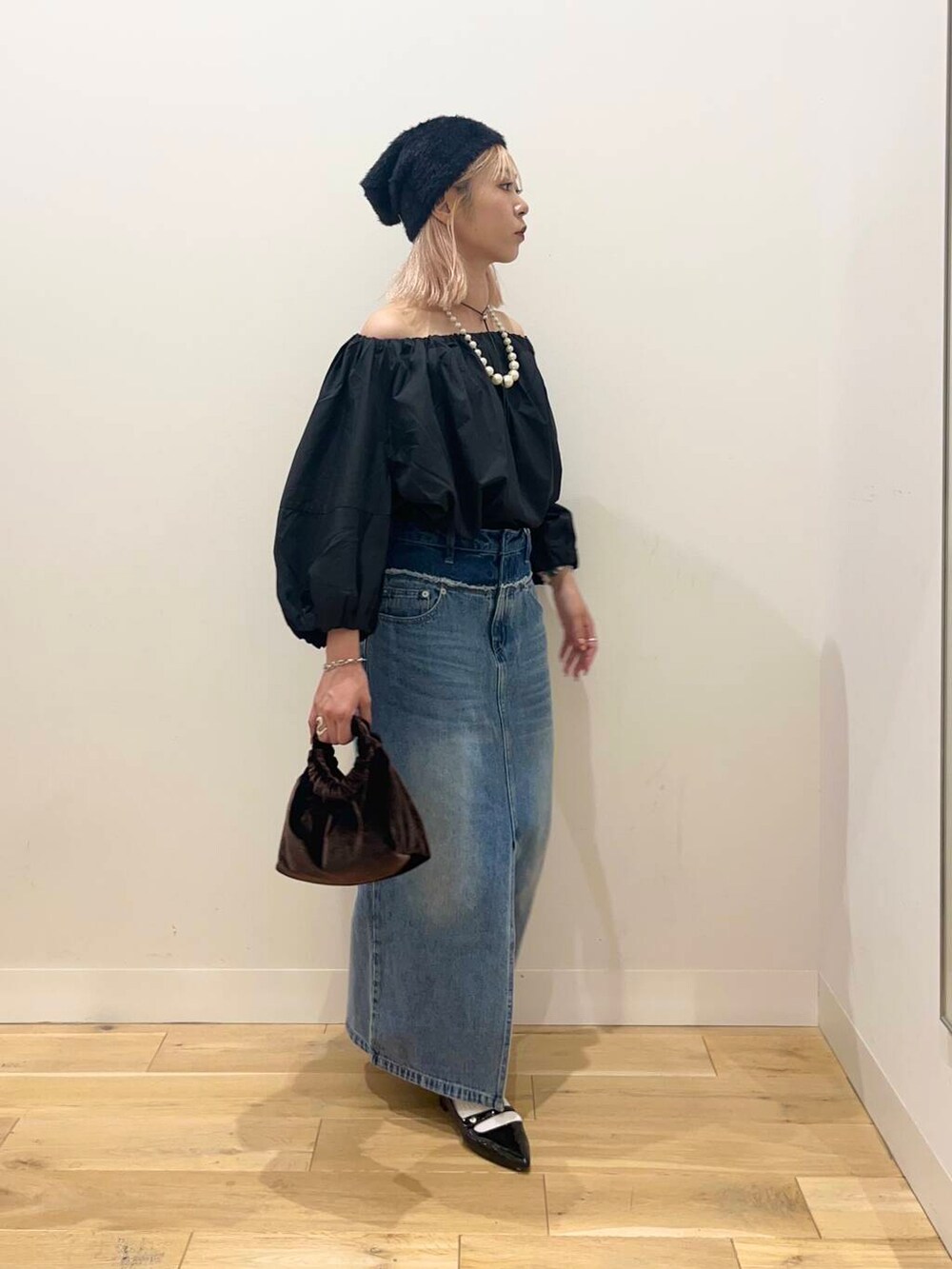 ブラック系のパンプス、ブラック系のシャツ/ブラウス、ブラウン系のハンドバッグを着用したレディースの夏コーディネートの5枚目の写真