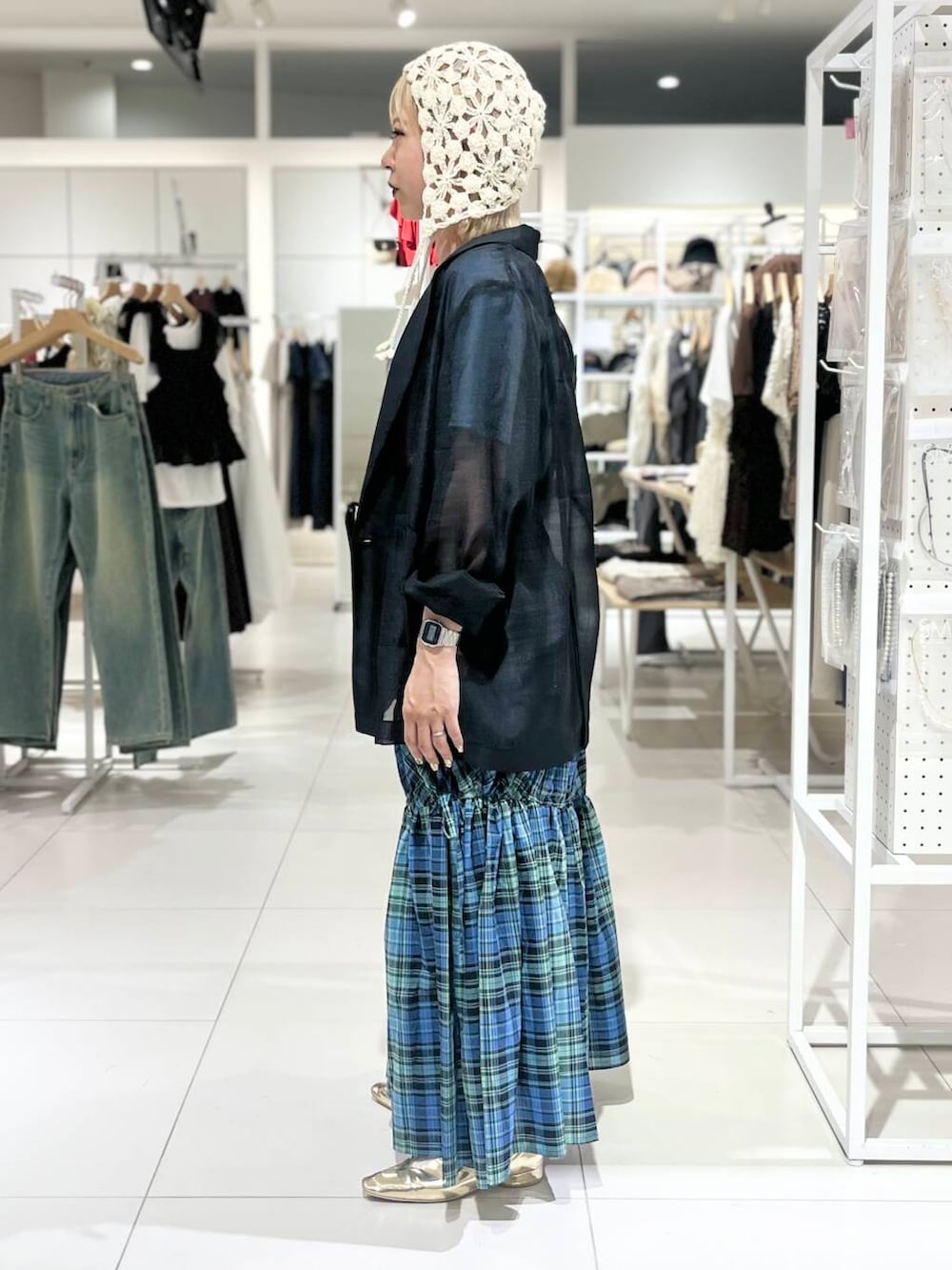 「トップス、センスオブプレイス、ジャケット、Tシャツ、2way、スカート、アウター、バッグ、ハイウエスト、サンダル、レイヤード、フラットシューズ、チェックスカート、レイヤードスタイル」|「RODE SKOのワンハンドルラメショルダーバッグ(ショルダーバッグ、シルバー系)」を使った、ミクさん(レディース・153cm)の夏コーディネートの4枚目の写真