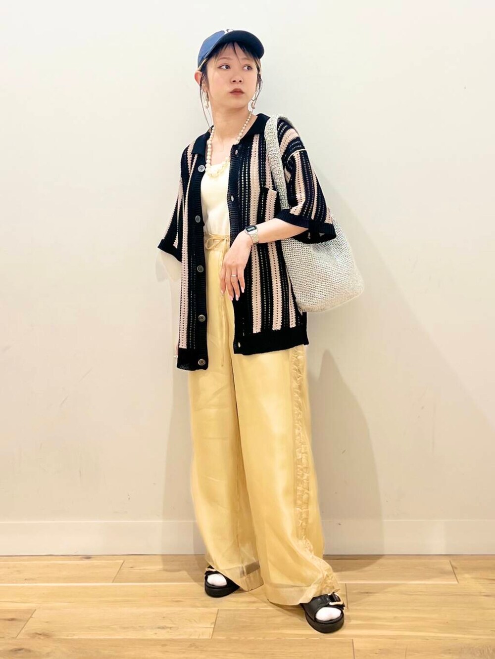 「シャツ、トップス、カーディガン、センスオブプレイス、ワイドパンツ、ジャケット、ストライプシャツ、スラックス、2way、スポーツミックス、ニット、バッグ、ショルダーバッグ、ハイウエスト」|「RODE SKOのワンハンドルラメショルダーバッグ(ショルダーバッグ、シルバー系)」を使った、ミクさん(レディース・153cm)の春コーディネートの2枚目の写真