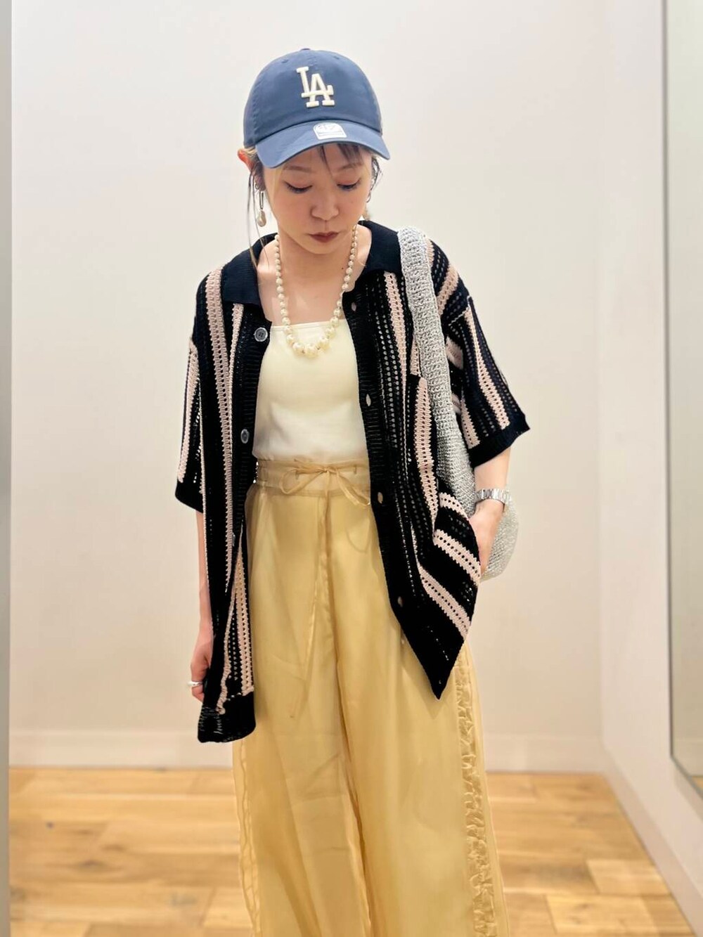 「シャツ、トップス、カーディガン、センスオブプレイス、ワイドパンツ、ジャケット、ストライプシャツ、スラックス、2way、スポーツミックス、ニット、バッグ、ショルダーバッグ、ハイウエスト」|「RODE SKOのワンハンドルラメショルダーバッグ(ショルダーバッグ、シルバー系)」を使った、ミクさん(レディース・153cm)の春コーディネートの4枚目の写真