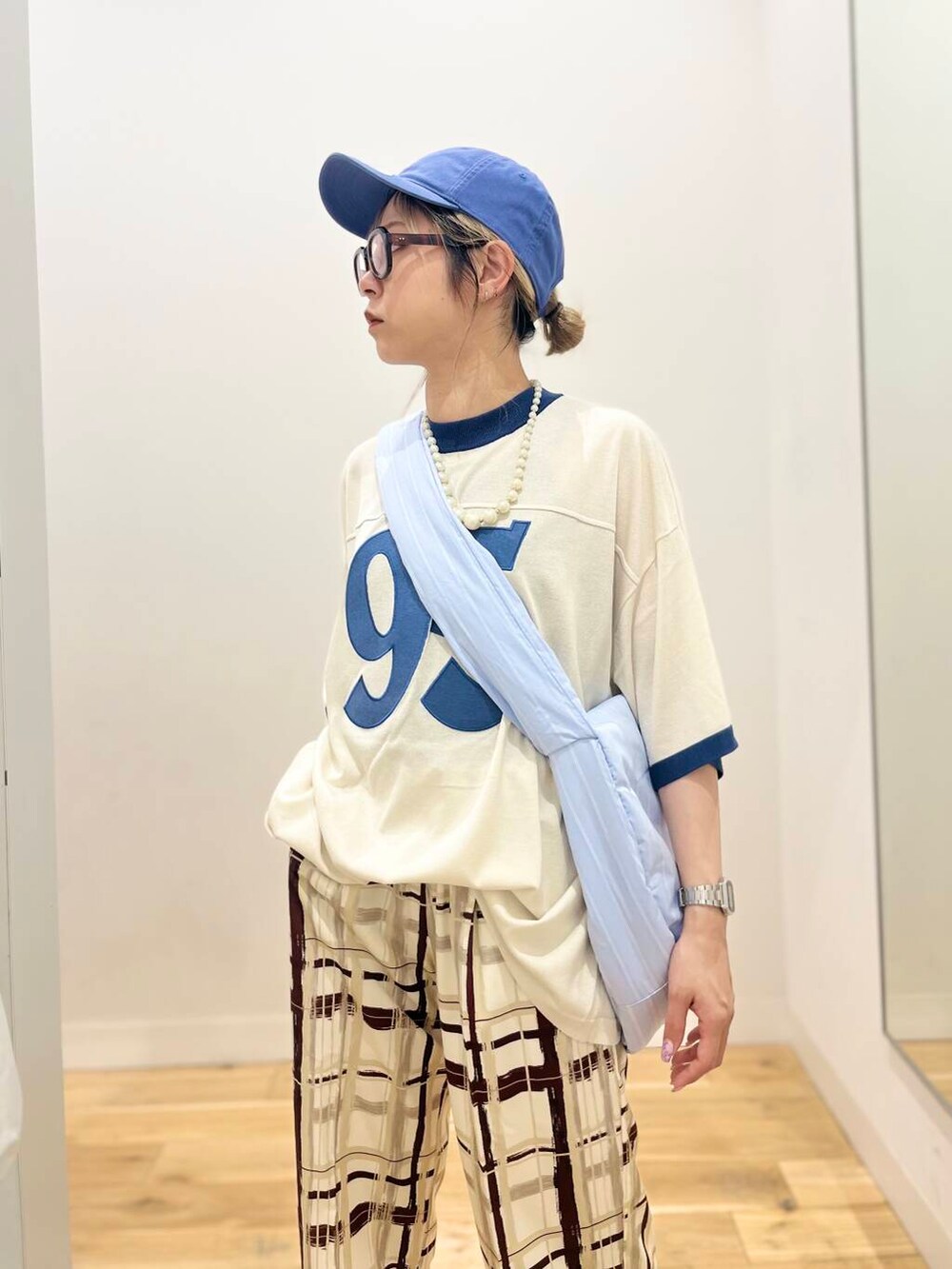 「トップス、センスオブプレイス、ワイドパンツ、スラックス、Tシャツ、スポーツミックス、ニット、バッグ、ローファー、キャップ、トートバッグ、レイヤード、フラットシューズ、レイヤードスタイル」|「SENSE OF PLACE by URBAN RESEARCHのメタリックポインテッドシューズ(パンプス、ゴールド系)」を使った、ミクさん(レディース・153cm)の春コーディネートの4枚目の写真