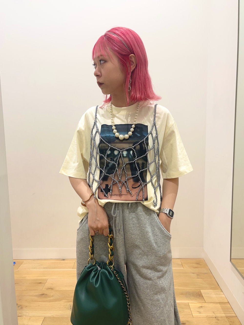 「お出かけコーデ、古着MIX、SENSEOFPLACE、センスオブプレイス、プチプラ、ティーシャツ×パーカー、グラフィックT、ロゴT、スウェットパンツ、ワイドパンツ、パール、パールアクセ、パールネックレス、ビスチェ、パールビスチェ」|「SENSE OF PLACE by URBAN RESEARCHのフォトグラフィックTシャツ B(Tシャツ/カットソー、ホワイト系)」を使った、ミクさん(レディース・153cm)の夏コーディネートの4枚目の写真