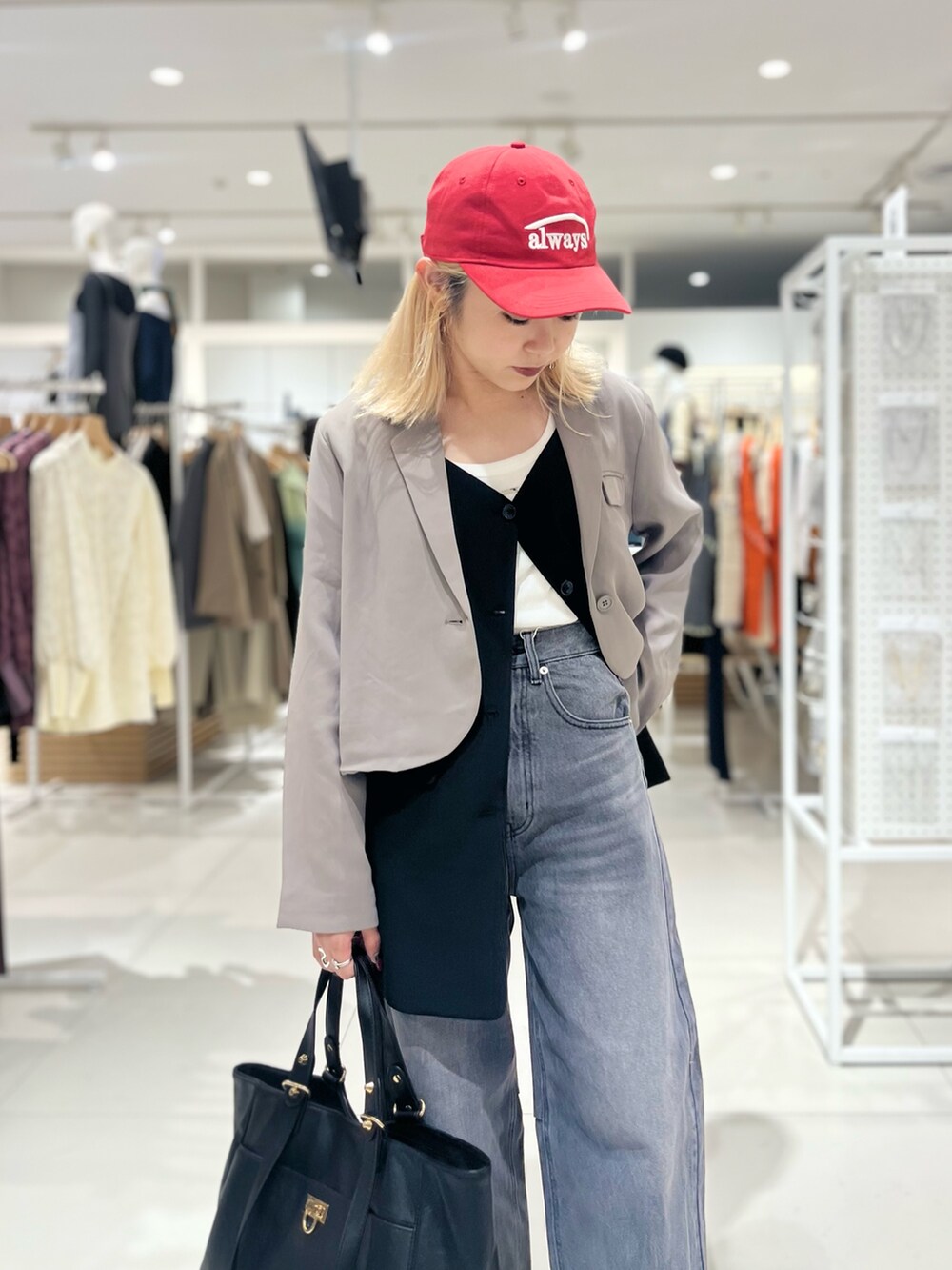 「おしゃ見えテクニック、デニム、レイヤードスタイル、秋コーデ、SENSEOFPLACE、秋服コーデ、ジャケット、ショート丈、ビスチェ、ワイドデニム、ローファー、レイヤード」|「SENSE OF PLACE by URBAN RESEARCHのカーブデニム(デニムパンツ、グレー系)」を使った、ミクさん(レディース・153cm)の秋コーディネートの5枚目の写真