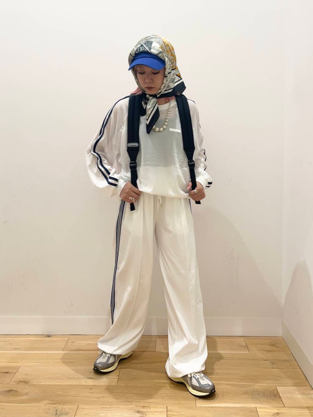 ピンク系のバックパック/リュック、ブラック系のタンクトップ、ホワイト系のその他パンツを着用したレディースの夏コーディネートの5枚目の写真