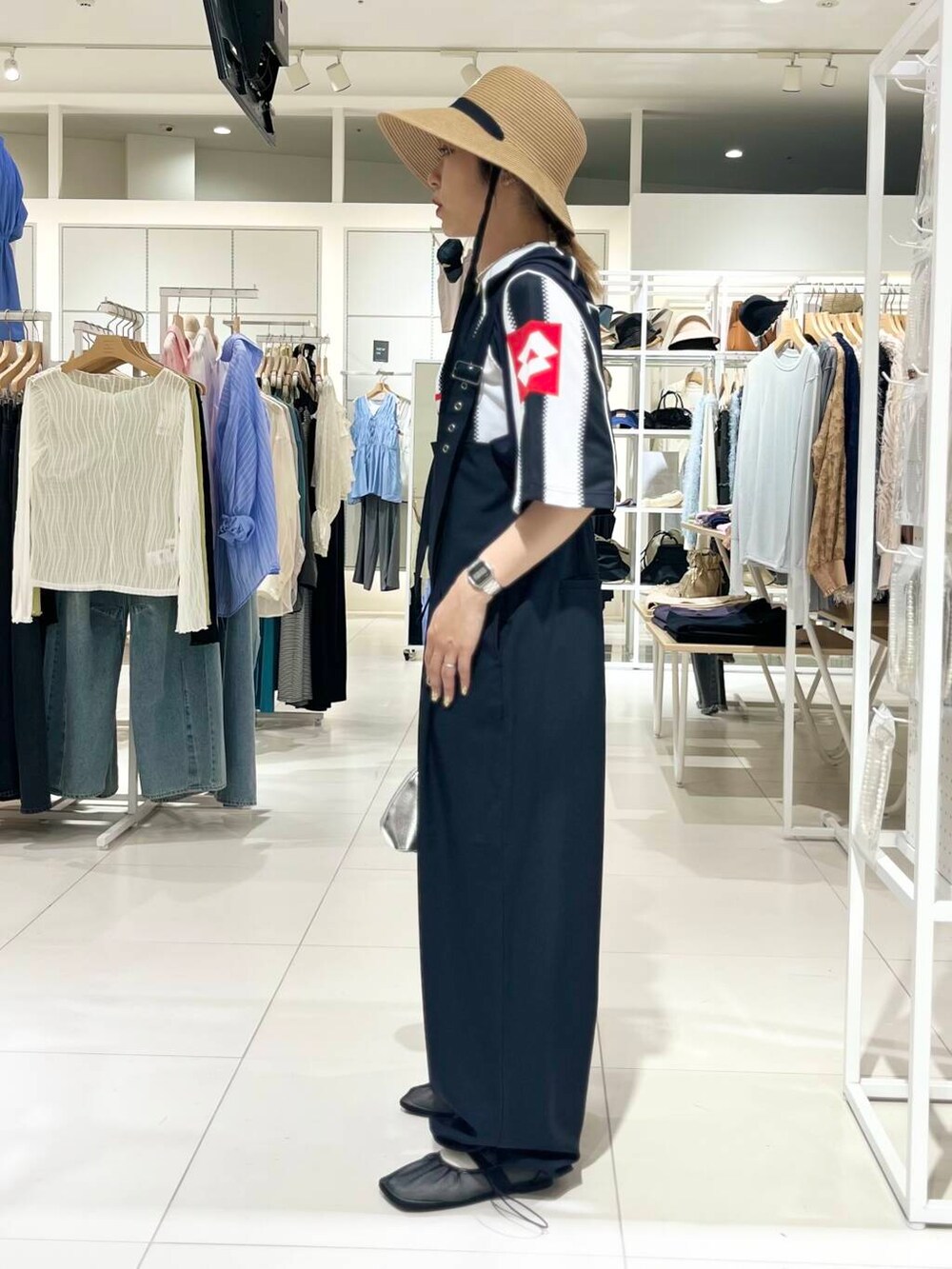 「シャツ、トップス、センスオブプレイス、オールインワン、ワイドパンツ、スラックス、Tシャツ、ベスト、2way、スポーツミックス、バッグ、ミニバッグ、ショルダーバッグ、ハイウエスト、サンダル」|「SENSE OF PLACE by URBAN RESEARCHのハートボストンバッグ(ボストンバッグ、シルバー系)」を使った、ミクさん(レディース・153cm)の春コーディネートの2枚目の写真