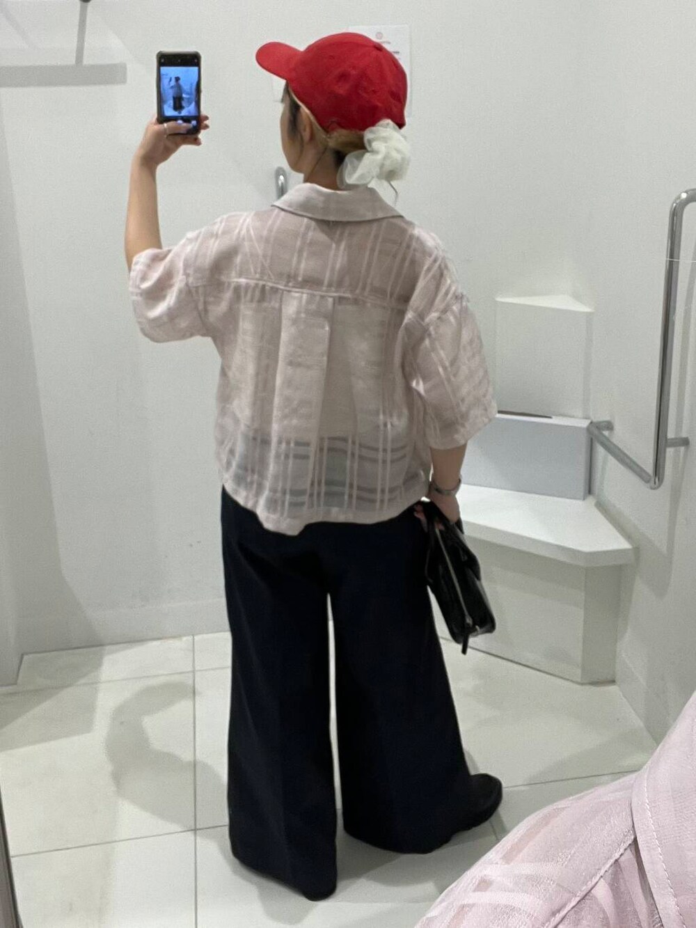 「シャツ、トップス、センスオブプレイス、ワイドパンツ、チェックシャツ、バッグ、ローファー、ピンク、ミニバッグ、ショルダーバッグ、チノパンツ、ハイウエスト、レイヤード、レイヤードスタイル、パンツ」｜「RODE SKOのプラットフォームローファー（ローファー、ブラック系）」を使った、ミクさん（レディース・153cm）の春コーディネートの4枚目の写真