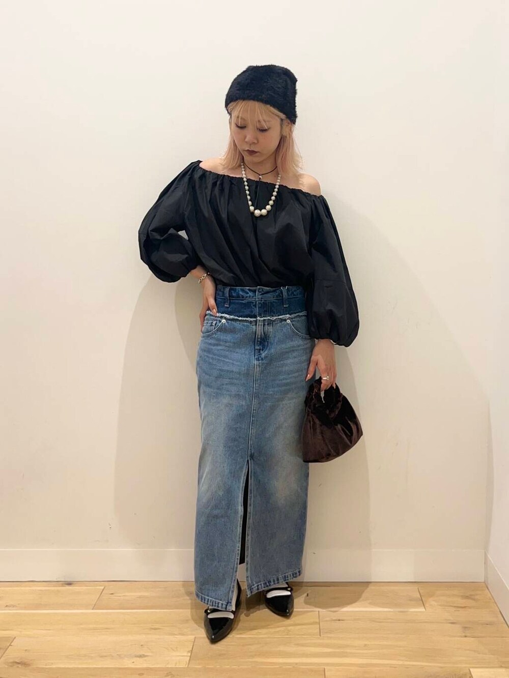 ブラック系のパンプス、ブラック系のシャツ/ブラウス、ブラウン系のハンドバッグを着用したレディースの夏コーディネートの3枚目の写真