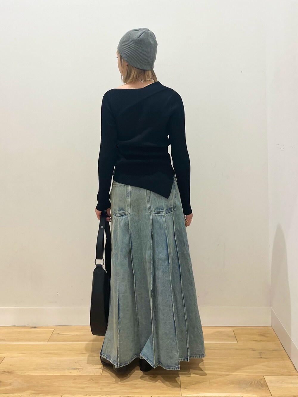 「SENSEOFPLACE、ニット/セーター、ニットコーデ、スカートコーデ、デニムスカート、ラウンドバッグ、初春コーデ、ローファー、デザイントップス、デザインニット、プリーツスカート、デニム」|「SENSE OF PLACE by URBAN RESEARCHのコインローファー(ローファー、ブラック系)」を使った、ミクさん(レディース・153cm)の冬コーディネートの5枚目の写真