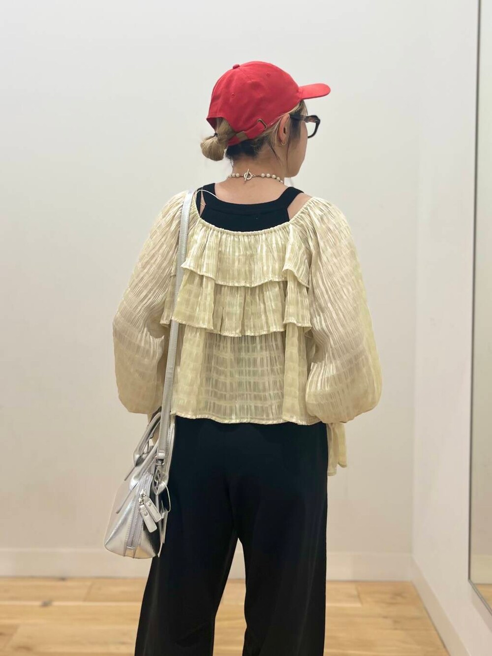 「トップス、カーディガン、センスオブプレイス、ワイドパンツ、2way、スポーツミックス、バッグ、ローファー、ミニバッグ、ショルダーバッグ、スウェット、ビスチェ、ブラウス、レイヤード、フラットシューズ」｜「SENSE OF PLACE by URBAN RESEARCHのハートボストンバッグ（ボストンバッグ、シルバー系）」を使った、ミクさん（レディース・153cm）の春コーディネートの4枚目の写真