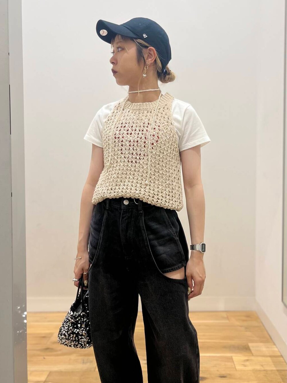 「トップス、センスオブプレイス、デニム、ワイドパンツ、Tシャツ、ベスト、ニット、バッグ、ミニバッグ、ショルダーバッグ、ハイウエスト、サンダル、キャップ」|「RODE SKOのチェーン付きスパンコールバッグ(ショルダーバッグ、シルバー系)」を使った、ミクさん(レディース・153cm)の春コーディネートの5枚目の写真