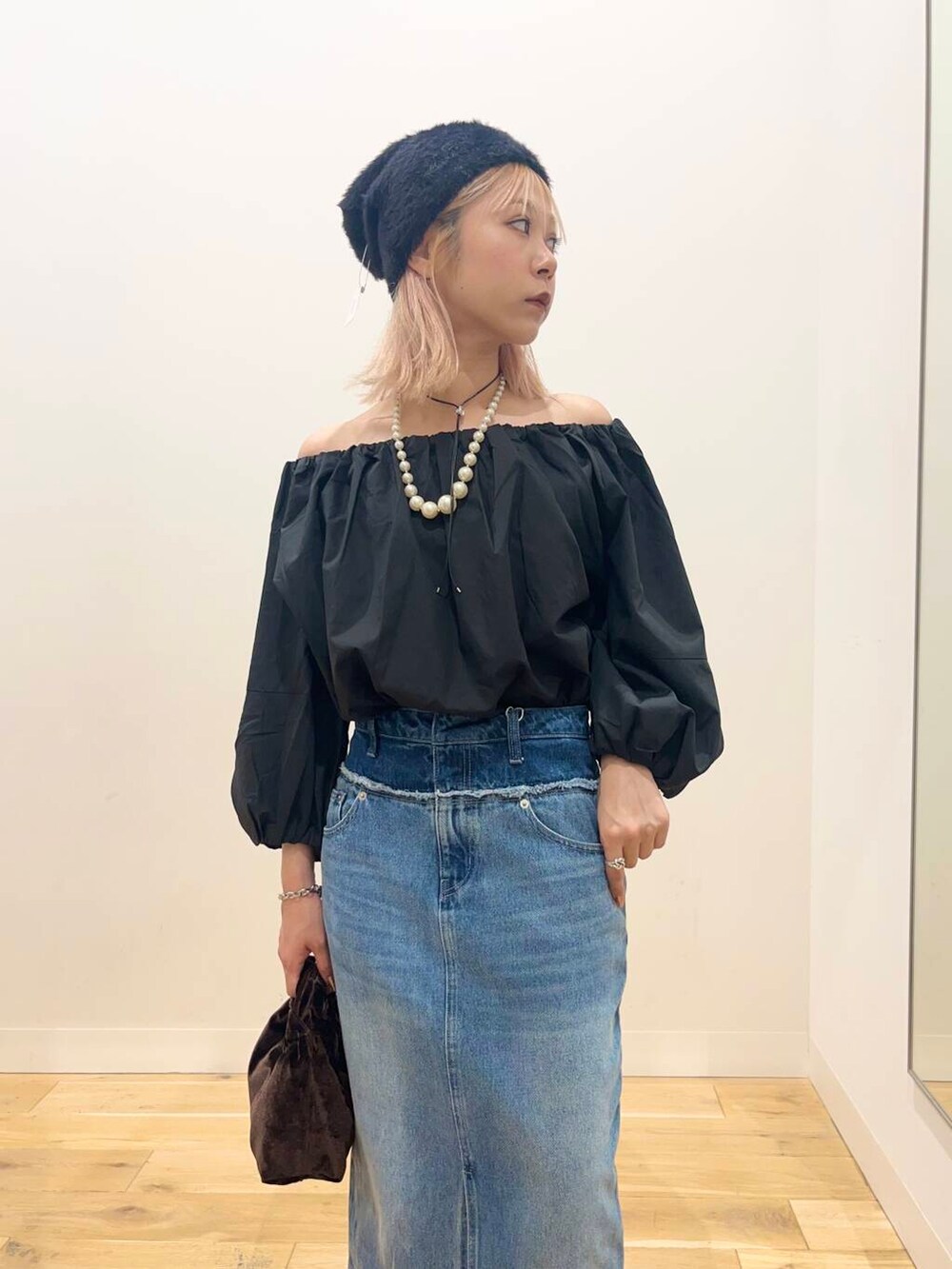 ブラック系のパンプス、ブラック系のシャツ/ブラウス、ブラウン系のハンドバッグを着用したレディースの夏コーディネートの6枚目の写真