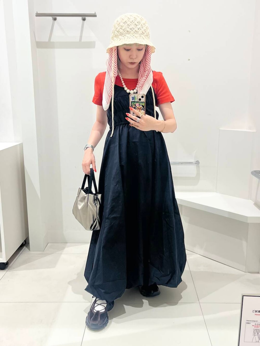「ワンピース、トップス、センスオブプレイス、キャミワンピース、スニーカー、Tシャツ、2way、バッグ、ミニバッグ、ショルダーバッグ、ハイウエスト、バレエシューズ、レイヤード、レイヤードスタイル」｜「SMELLYのクロスアミサーモハット（ハット、ホワイト系）」を使った、ミクさん（レディース・153cm）の夏コーディネートの2枚目の写真