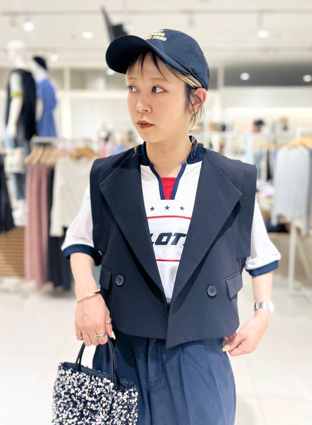 「シャツ、トップス、センスオブプレイス、ワイドパンツ、ジャケット、スラックス、Tシャツ、ベスト、2way、スポーツミックス、アウター、バッグ、ローファー、ミニバッグ、ショルダーバッグ」｜「RODE SKOのチェーン付きスパンコールバッグ（ショルダーバッグ、シルバー系）」を使った、ミクさん（レディース・153cm）の春コーディネートの4枚目の写真