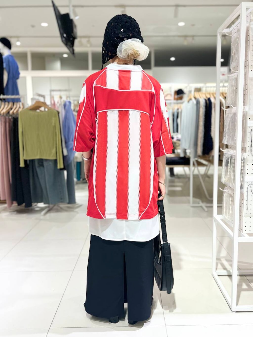 「シャツ、トップス、センスオブプレイス、ストライプシャツ、Tシャツ、2way、スポーツミックス、スカート、バッグ、ミニバッグ、ショルダーバッグ、タイトスカート、パンプス、ハイウエスト、サンダル」|「SENSE OF PLACE by URBAN RESEARCHのハーフムーンバッグ(ショルダーバッグ、ブラック系)」を使った、ミクさん(レディース・153cm)の春コーディネートの4枚目の写真