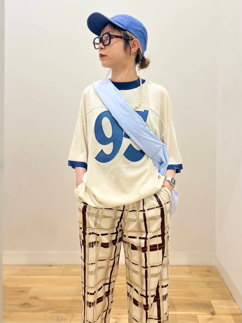 「トップス、センスオブプレイス、ワイドパンツ、スラックス、Tシャツ、スポーツミックス、ニット、バッグ、ローファー、キャップ、トートバッグ、レイヤード、フラットシューズ、レイヤードスタイル」|「SENSE OF PLACE by URBAN RESEARCHのメタリックポインテッドシューズ(パンプス、ゴールド系)」を使った、ミクさん(レディース・153cm)の春コーディネートの2枚目の写真