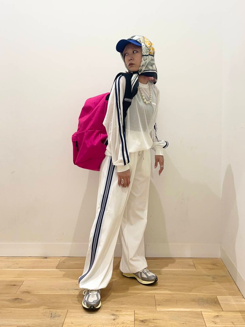 ピンク系のバックパック/リュック、ブラック系のタンクトップ、ホワイト系のその他パンツを着用したレディースの夏コーディネートの2枚目の写真