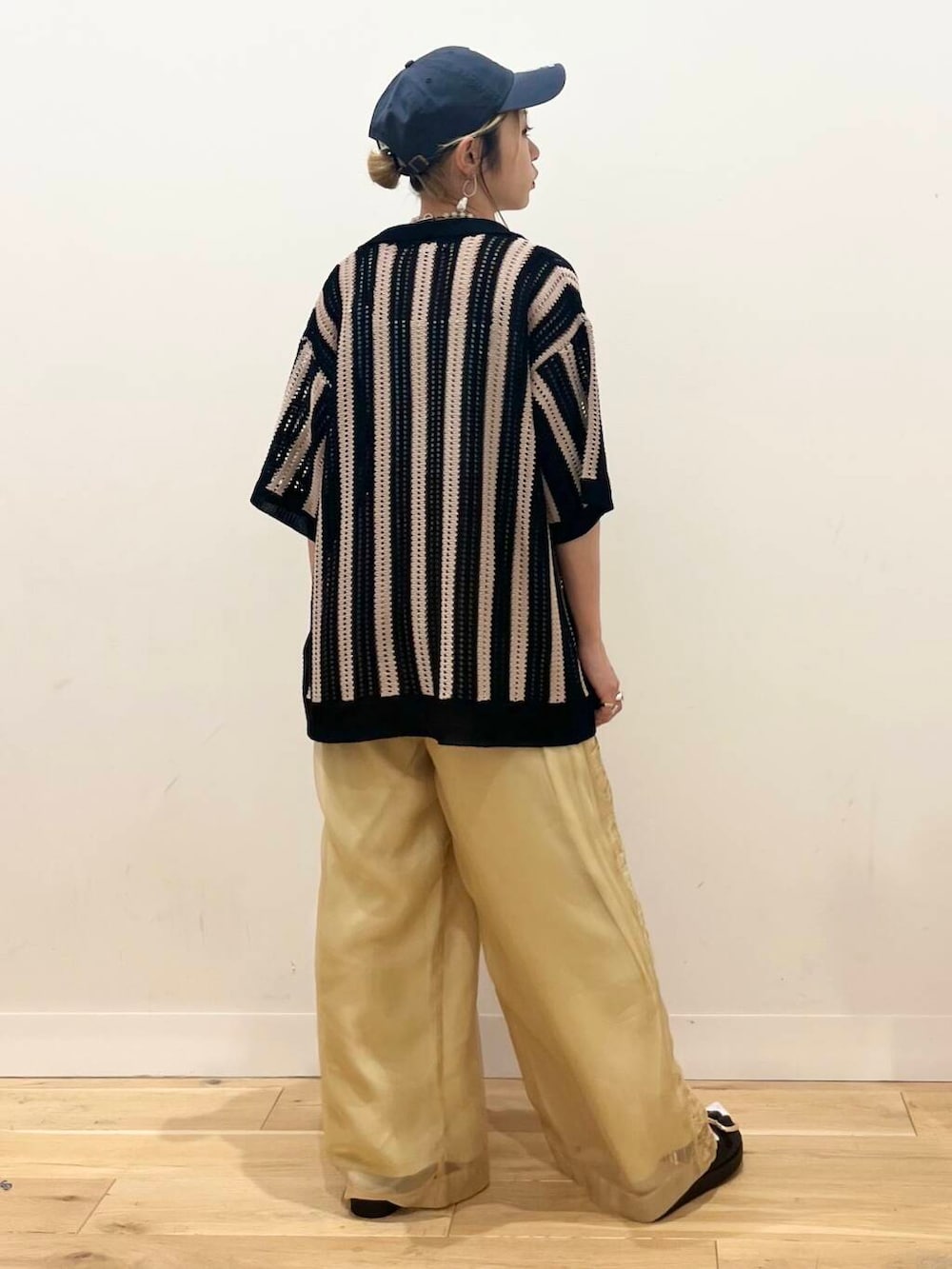 「シャツ、トップス、カーディガン、センスオブプレイス、ワイドパンツ、ジャケット、ストライプシャツ、スラックス、2way、スポーツミックス、ニット、バッグ、ショルダーバッグ、ハイウエスト」|「RODE SKOのワンハンドルラメショルダーバッグ(ショルダーバッグ、シルバー系)」を使った、ミクさん(レディース・153cm)の春コーディネートの5枚目の写真
