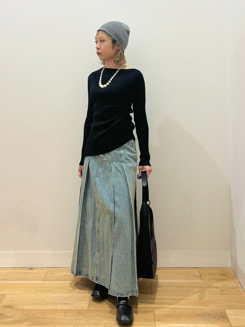 「SENSEOFPLACE、ニット/セーター、ニットコーデ、スカートコーデ、デニムスカート、ラウンドバッグ、初春コーデ、ローファー、デザイントップス、デザインニット、プリーツスカート、デニム」|「SENSE OF PLACE by URBAN RESEARCHのコインローファー(ローファー、ブラック系)」を使った、ミクさん(レディース・153cm)の冬コーディネートの2枚目の写真