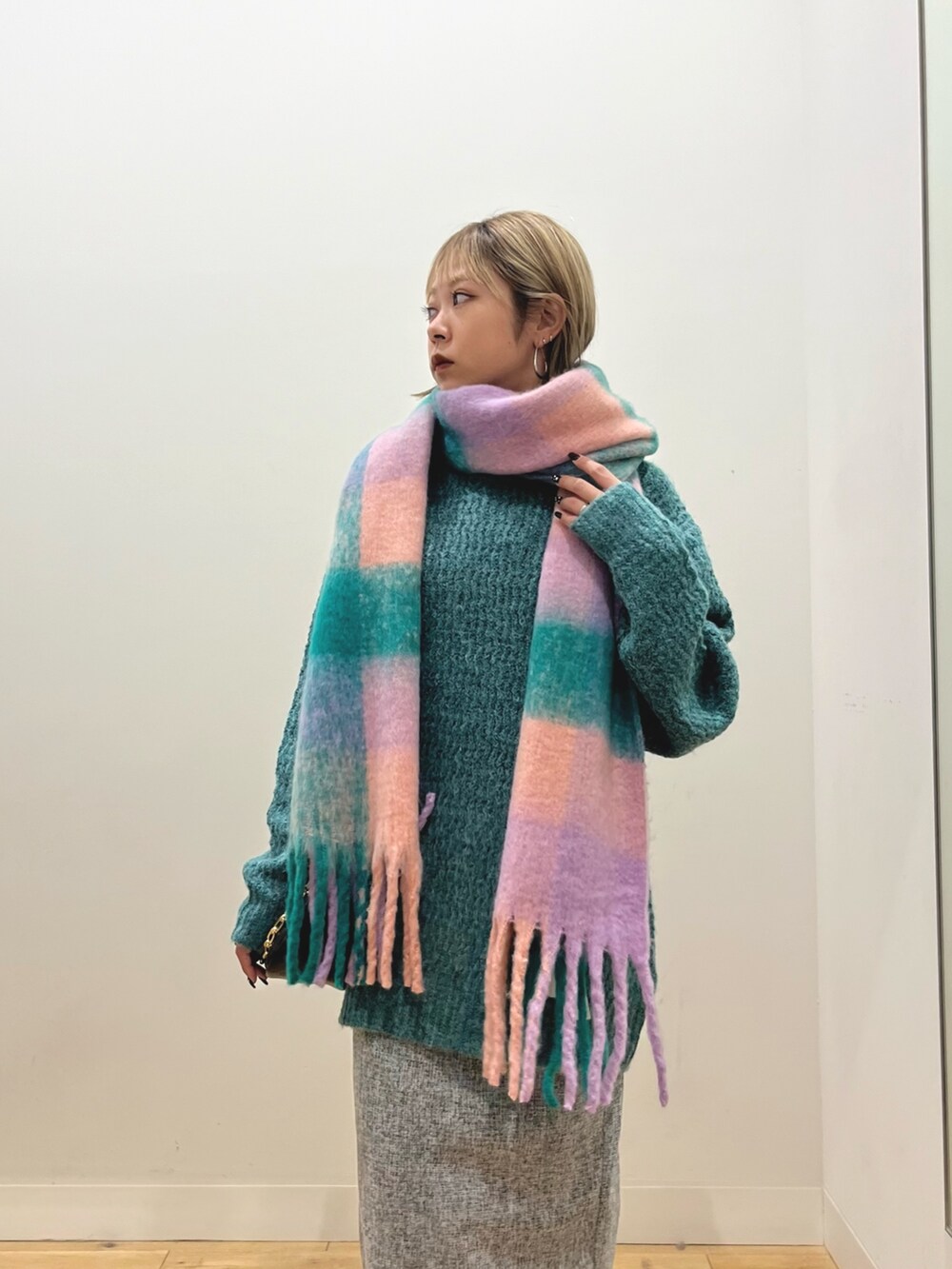 「SENSEOFPLACE、マフラー、マフラーコーデ、ニットコーデ、ニット、スカートスタイル、スカートコーデ、スカート、ブーツスタイル、ブーツ、セール、セールアイテム、タイトスカート、ニット/セーター、低身長女子」｜「SENSE OF PLACE by URBAN RESEARCHの『ユニセックス』ローゲージカラーニット（ニット/セーター、グリーン系）」を使った、ミクさん（レディース・153cm）の冬コーディネートの4枚目の写真