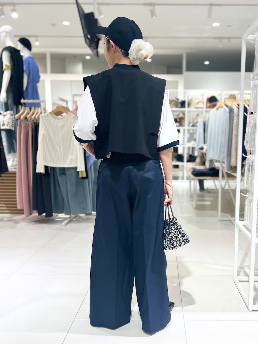 「シャツ、トップス、センスオブプレイス、ワイドパンツ、ジャケット、スラックス、Tシャツ、ベスト、2way、スポーツミックス、アウター、バッグ、ローファー、ミニバッグ、ショルダーバッグ」｜「RODE SKOのチェーン付きスパンコールバッグ（ショルダーバッグ、シルバー系）」を使った、ミクさん（レディース・153cm）の春コーディネートの3枚目の写真