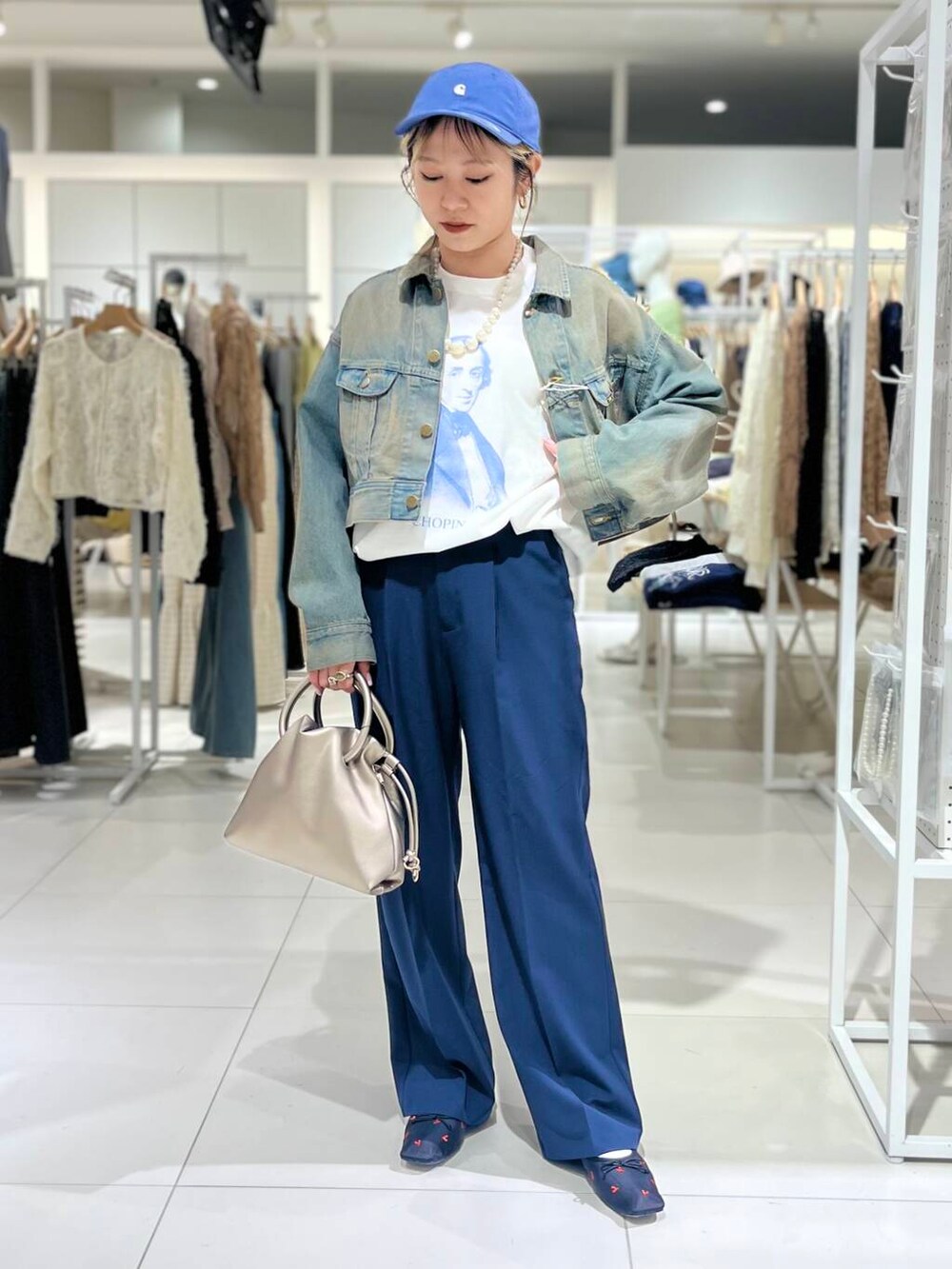 「トップス、センスオブプレイス、ワントーンコーデ、デニム、ワイドパンツ、ジャケット、セットアップ、スラックス、Tシャツ、スポーツミックス、アウター、バッグ、ローファー、ミニバッグ、ショルダーバッグ」|「SENSE OF PLACE by URBAN RESEARCHのヴィンテージライクTシャツ(ショパン)(Tシャツ/カットソー、ホワイト系)」を使った、ミクさん(レディース・153cm)の春コーディネートの2枚目の写真