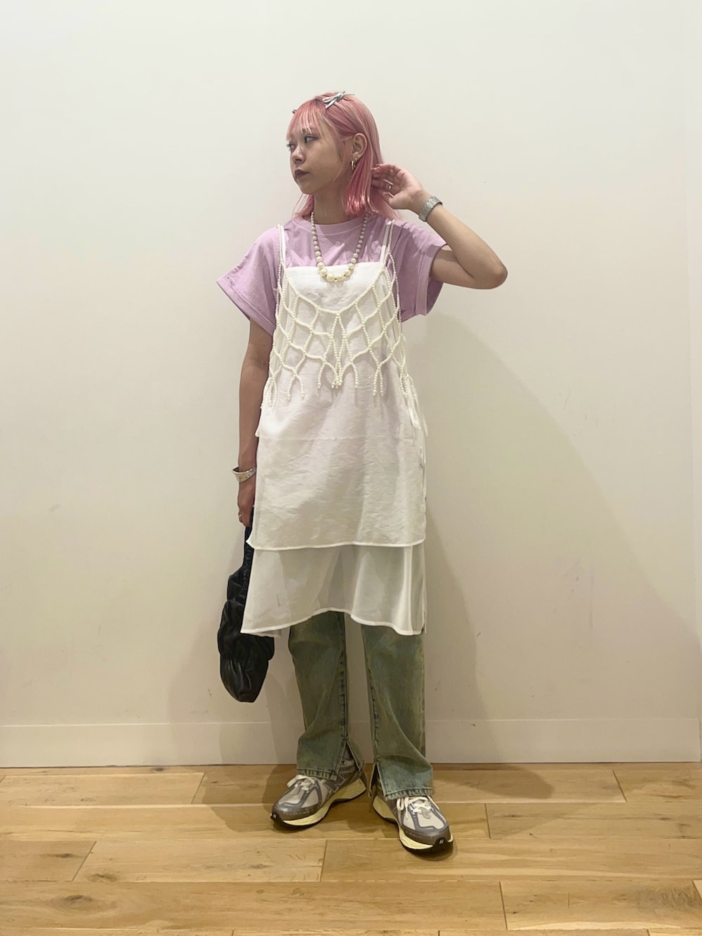 「フレンチスリーブ、デニム、ストレートデニム、レイヤードスタイル、レイヤードコーデ、キャミワンピ、キャミワンピース、Tシャツ、ビスチェ、ビスチェ×デニム、SENSEOFPLACE、パールアクセ、パールビスチェ、低身長コーデ、重ね着」｜「SENSE OF PLACE by URBAN RESEARCHのハイウエストストレートデニム（デニムパンツ、ブルー系）」を使った、ミクさん（レディース・153cm）の夏コーディネートの2枚目の写真