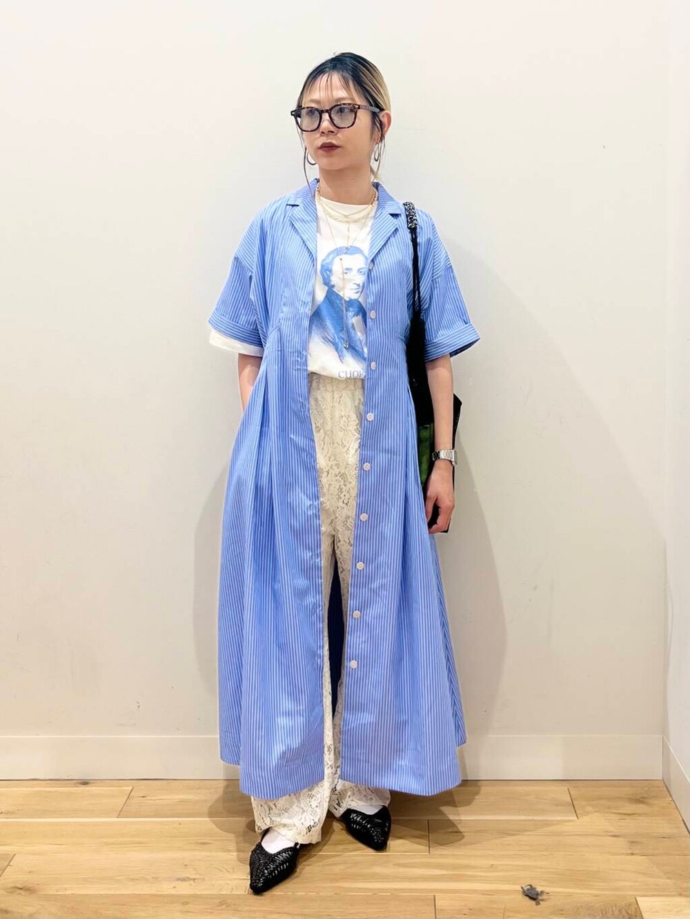 「ワンピース、トップス、センスオブプレイス、ワイドパンツ、ストライプシャツ、Tシャツ、2way、スポーツミックス、バッグ、ローファー、ハイウエスト、シャツワンピース、ビスチェ、ブラウス、トートバッグ」|「SENSE OF PLACE by URBAN RESEARCHのヴィンテージライクTシャツ(ショパン)(Tシャツ/カットソー、ホワイト系)」を使った、ミクさん(レディース・153cm)の春コーディネートの2枚目の写真
