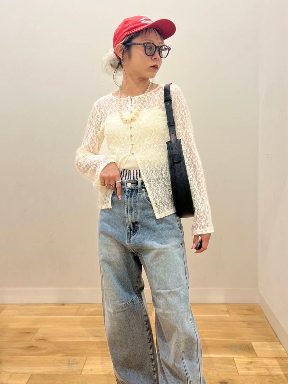 「トップス、カーディガン、センスオブプレイス、デニム、ワイドパンツ、2way、サングラス、スポーツミックス、バッグ、ミニバッグ、ショルダーバッグ、チュール、ブラウス、レイヤード、フラットシューズ」|「SENSE OF PLACE by URBAN RESEARCHのハーフムーンバッグ(ショルダーバッグ、ブラック系)」を使った、ミクさん(レディース・153cm)の春コーディネートの6枚目の写真
