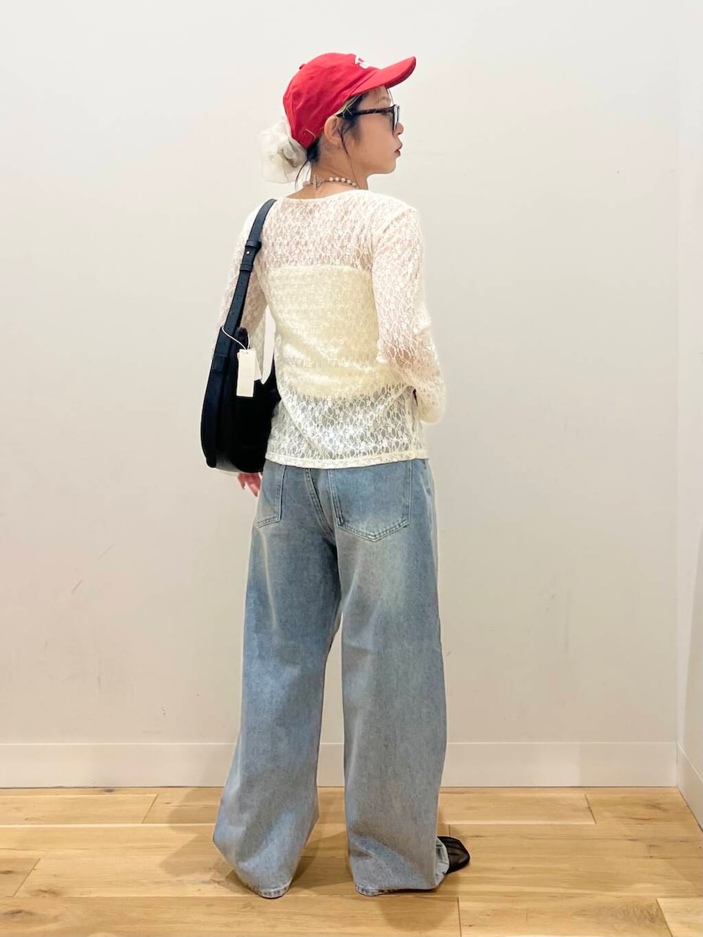 「トップス、カーディガン、センスオブプレイス、デニム、ワイドパンツ、2way、サングラス、スポーツミックス、バッグ、ミニバッグ、ショルダーバッグ、チュール、ブラウス、レイヤード、フラットシューズ」|「SENSE OF PLACE by URBAN RESEARCHのハーフムーンバッグ(ショルダーバッグ、ブラック系)」を使った、ミクさん(レディース・153cm)の春コーディネートの5枚目の写真