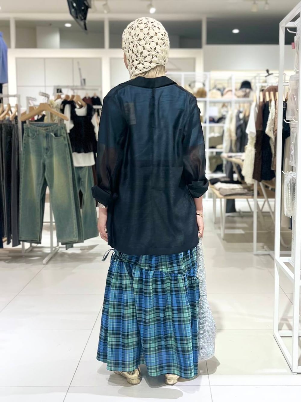 「トップス、センスオブプレイス、ジャケット、Tシャツ、2way、スカート、アウター、バッグ、ハイウエスト、サンダル、レイヤード、フラットシューズ、チェックスカート、レイヤードスタイル」|「RODE SKOのワンハンドルラメショルダーバッグ(ショルダーバッグ、シルバー系)」を使った、ミクさん(レディース・153cm)の夏コーディネートの5枚目の写真