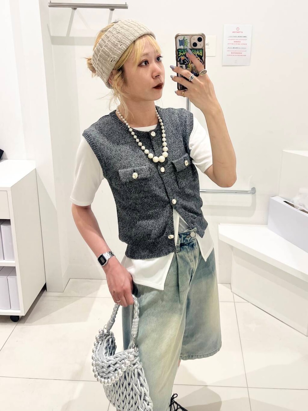「トップス、カーディガン、センスオブプレイス、デニム、スニーカー、ワイドパンツ、Tシャツ、ベスト、2way、ニット、バッグ、ミニバッグ、バレエシューズ、ビスチェ、レイヤード」|「SENSE OF PLACE by URBAN RESEARCHの『抗菌』『消臭』レースアップバレエスニーカー(スニーカー、ブラック系)」を使った、ミクさん(レディース・153cm)の夏コーディネートの2枚目の写真