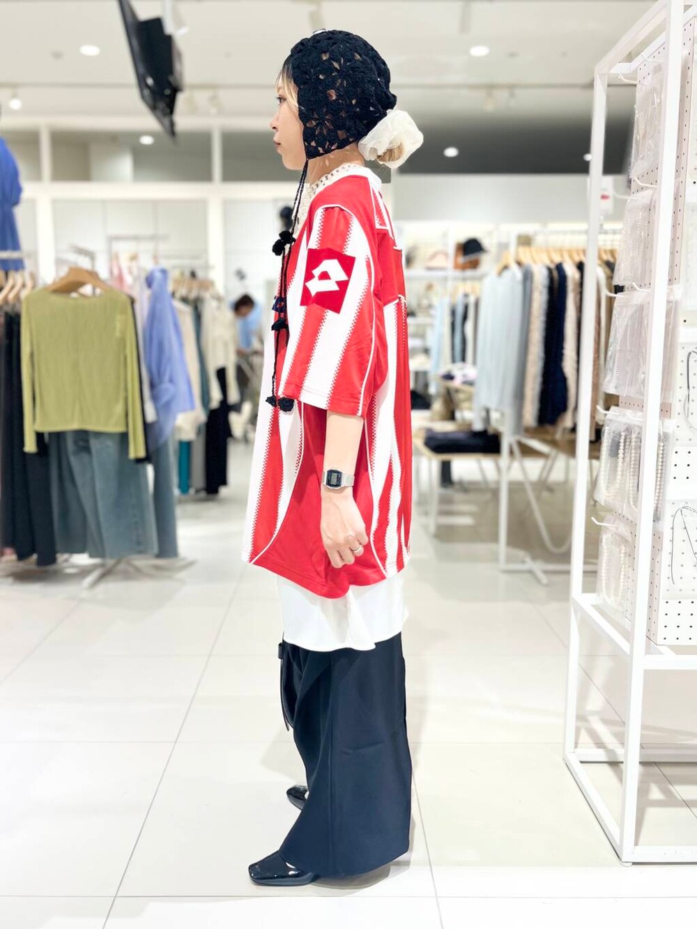 「シャツ、トップス、センスオブプレイス、ストライプシャツ、Tシャツ、2way、スポーツミックス、スカート、バッグ、ミニバッグ、ショルダーバッグ、タイトスカート、パンプス、ハイウエスト、サンダル」|「SENSE OF PLACE by URBAN RESEARCHのハーフムーンバッグ(ショルダーバッグ、ブラック系)」を使った、ミクさん(レディース・153cm)の春コーディネートの3枚目の写真