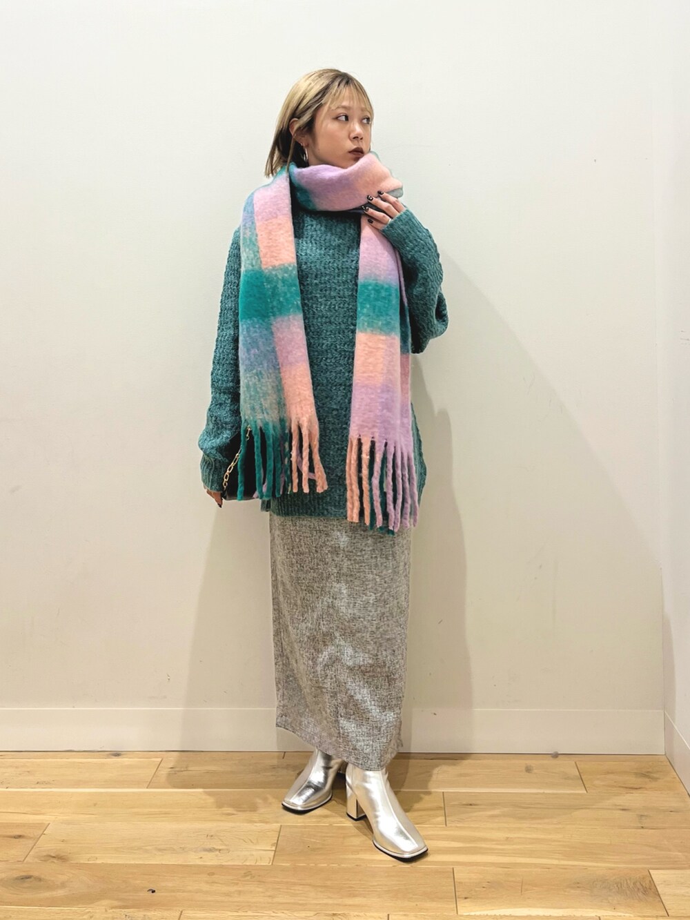 「SENSEOFPLACE、マフラー、マフラーコーデ、ニットコーデ、ニット、スカートスタイル、スカートコーデ、スカート、ブーツスタイル、ブーツ、セール、セールアイテム、タイトスカート、ニット/セーター、低身長女子」｜「SENSE OF PLACE by URBAN RESEARCHの『ユニセックス』ローゲージカラーニット（ニット/セーター、グリーン系）」を使った、ミクさん（レディース・153cm）の冬コーディネートの2枚目の写真
