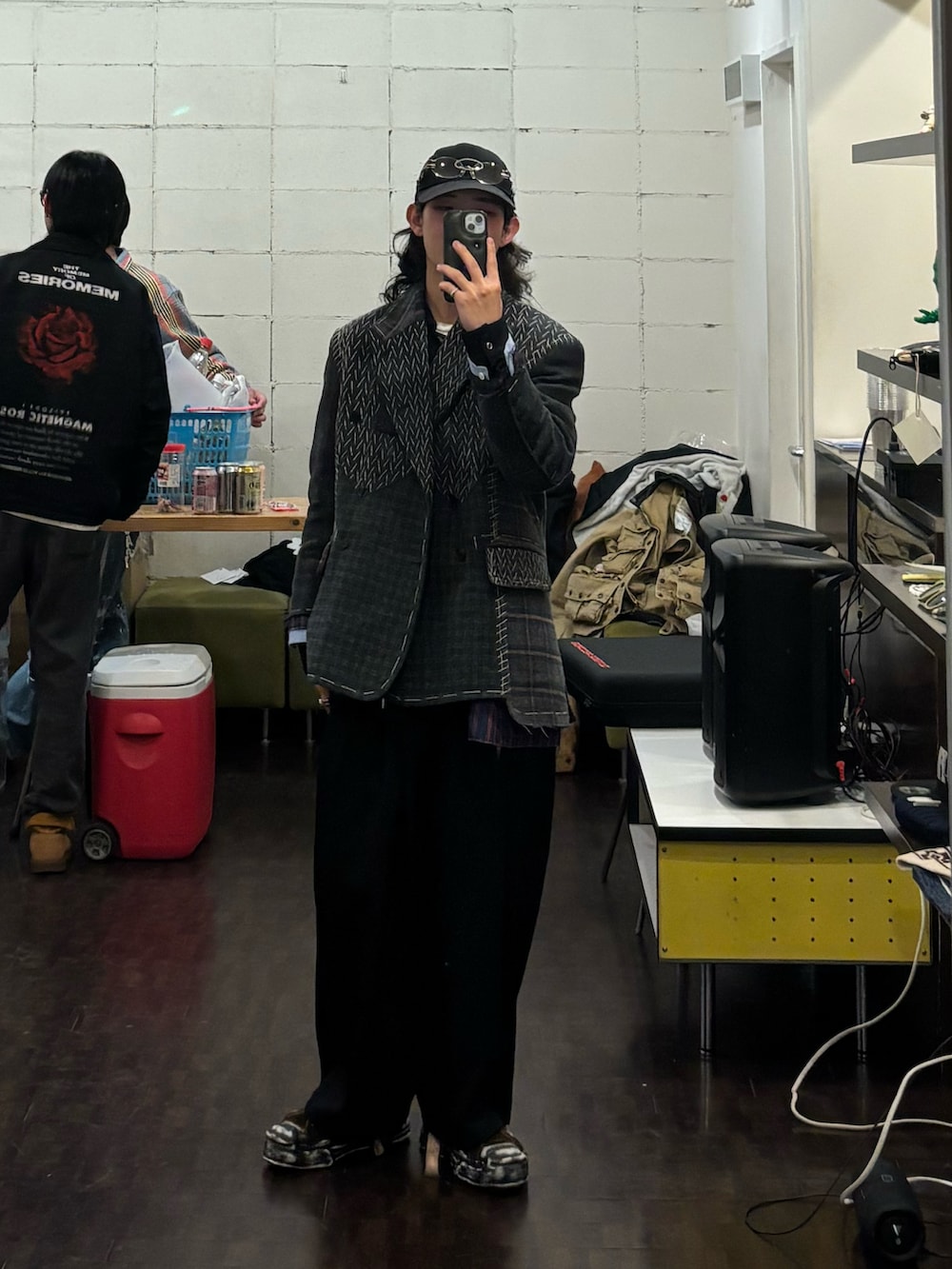 ブラック系のシャツ/ブラウス、その他のテーラードジャケット、ブラック系のスラックスを着用したメンズの春コーディネートの2枚目の写真