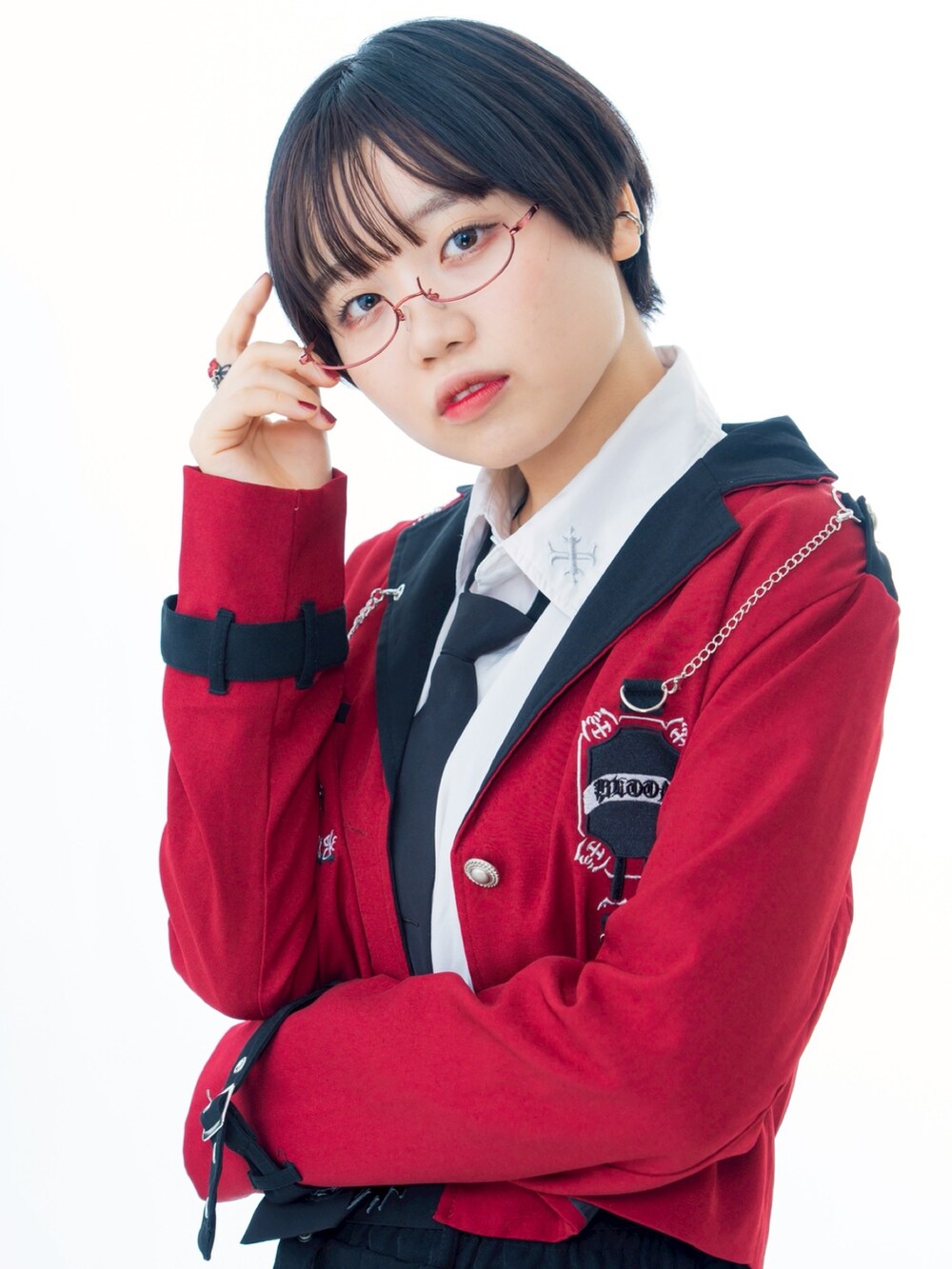 レッド系のジャケット/アウター、ブラック系のパンツを着用したレディースの秋コーディネートの2枚目の写真