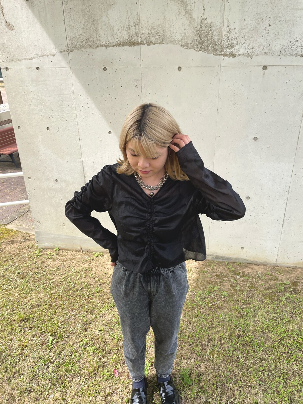 ブラック系のシャツ/ブラウス、グレー系のデニムパンツ、ブラック系のローファーを着用したレディースの春コーディネートの2枚目の写真