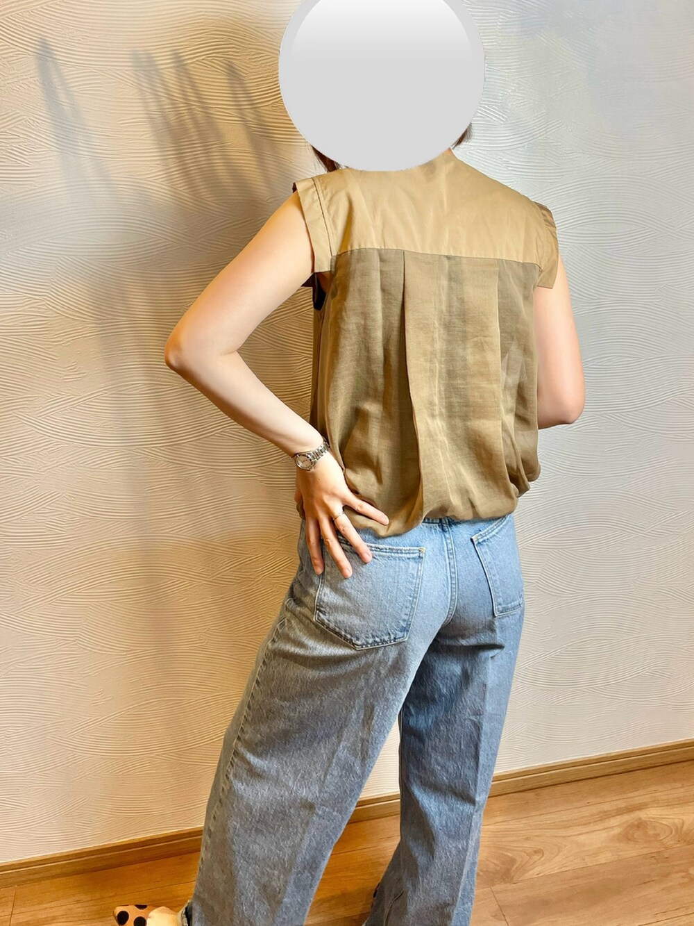 ベージュ系のシャツ/ブラウス、ブルー系のデニムパンツ、その他のシューズを着用したレディースの春コーディネートの4枚目の写真