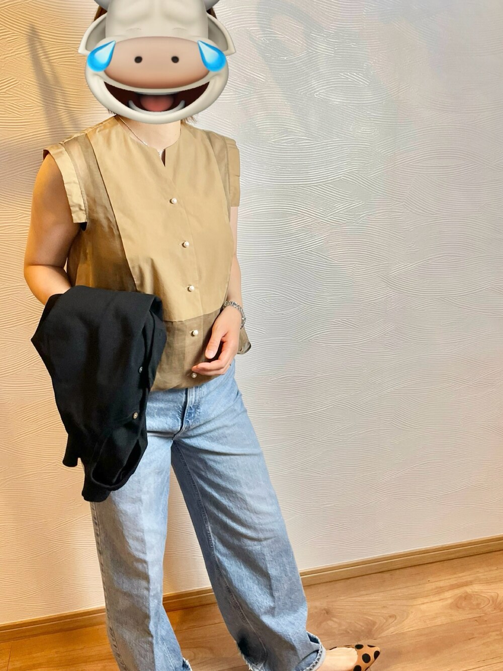 ベージュ系のシャツ/ブラウス、ブルー系のデニムパンツ、その他のシューズを着用したレディースの春コーディネートの3枚目の写真